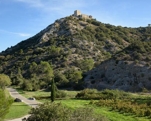Le Castellas sur son promontoire